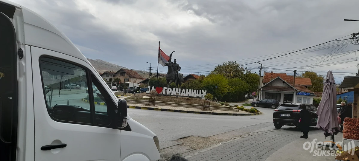 Shes shtëpin me dy lokale dhe oborr në Graçanicë-Pozitë ideale buzë rrugës kryesore — fotografia 1